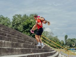 Muškarac mladić nosi ženu devojku na leđima , žena , devojka vežbanje