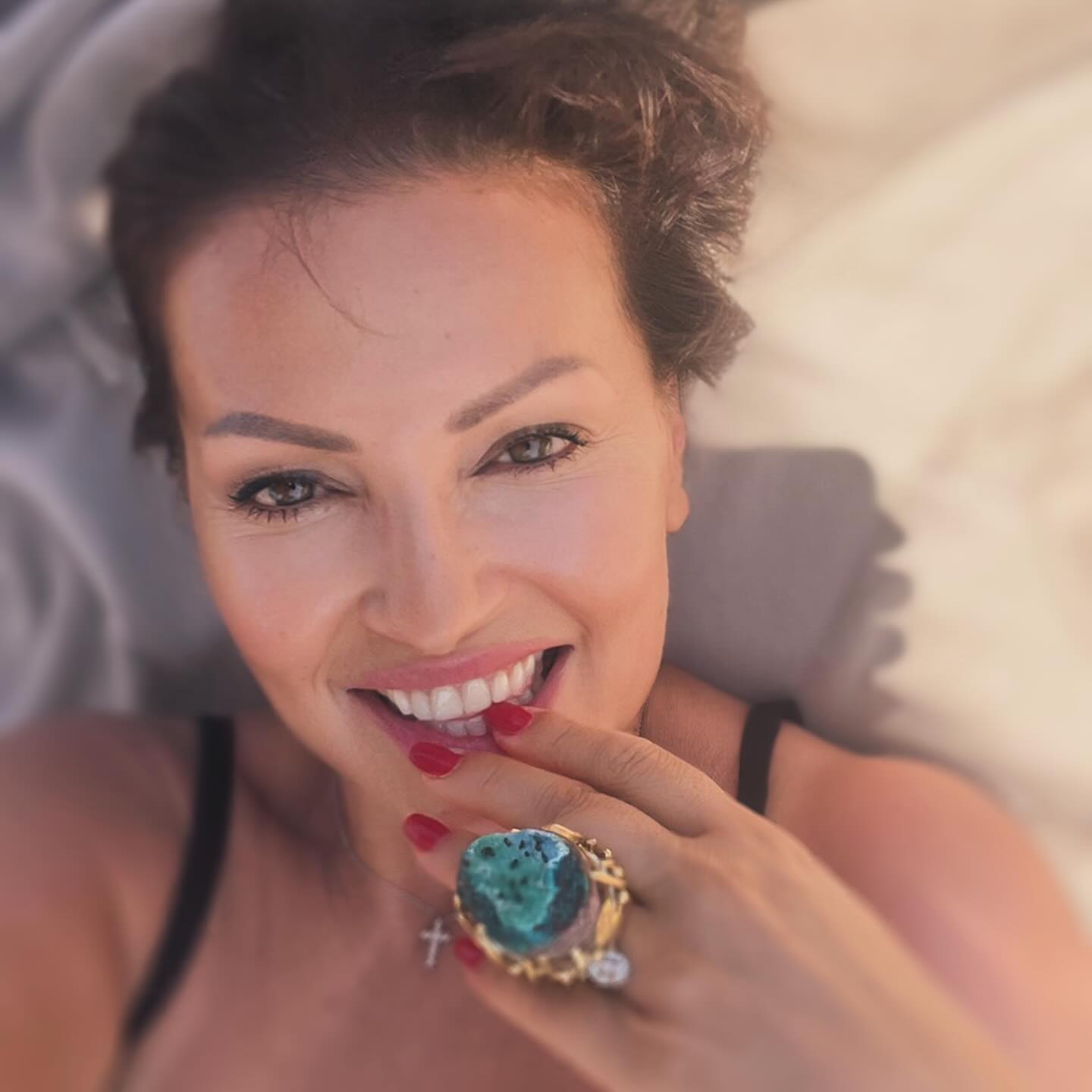 "Nina Badrić zagovarala prirodno starenje, a sva se izoperisala": Fanovi pevačici zameraju neiskrenost