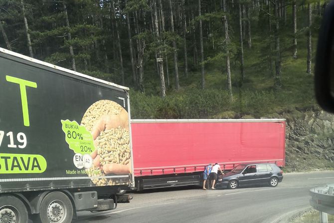 Saobraćajna nesreća kod Zlatibora, auto i kamion