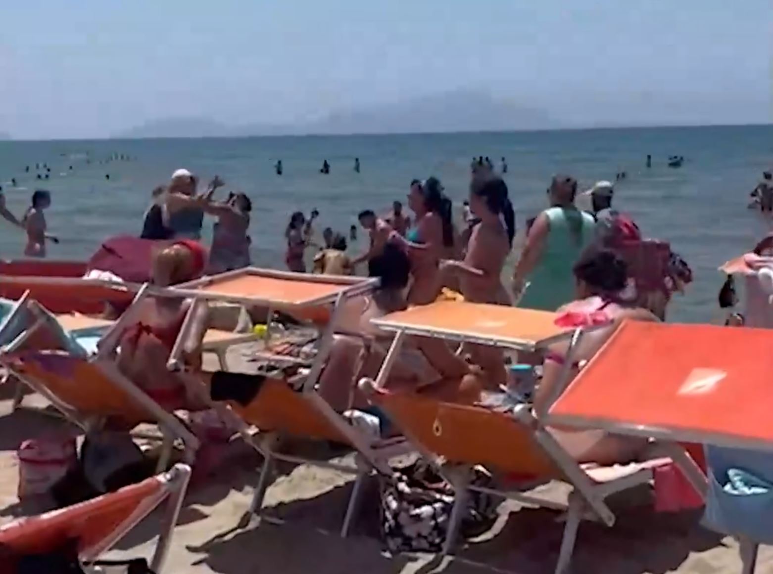 "Pred detetom su me tukli zbog ležaljke": Drama na plaži na Jadranu, reagovala i policija