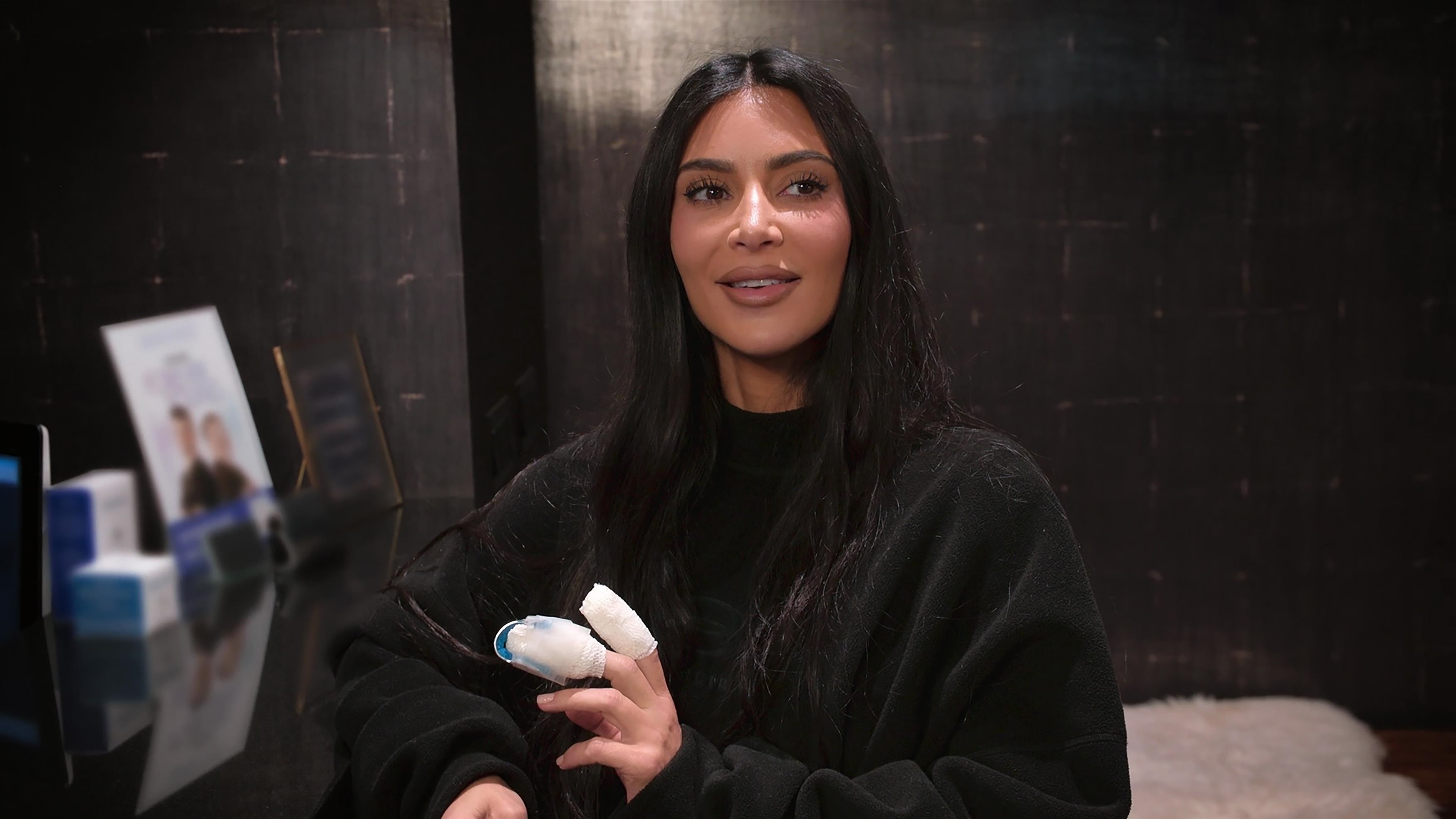 Kim Kardašijan zablistala na žurci, pa završila u žbunju: Izdale je cipele od 80 dolara