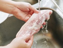 slanina, meso, pranje slanine, voda, sudopera