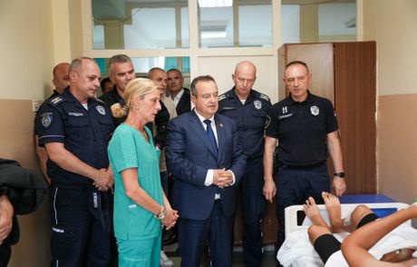 Ivica Dačić posetio povređenog policajca Ivica Dačić posetio povređenog policajca