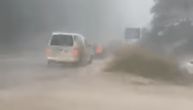 Storm roars near Nova Varos: Cars stand still, there's also hail (VIDEO)