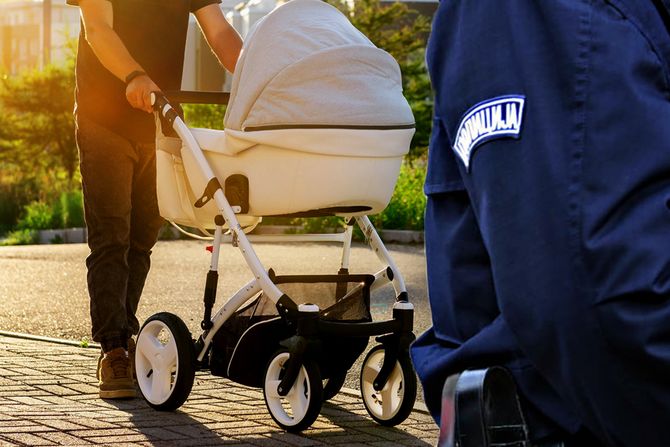 Otac beba kolica policija