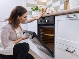 Žena rerna kuhinja spremanje hrane