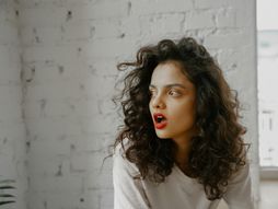 iznenađena žena devojka iznenađenje šokiranost šok