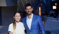 Jelena u kratkoj ali efektnoj haljini, Novak je prati u eleganciji: Srpski par oduvao na svečanosti u Parizu