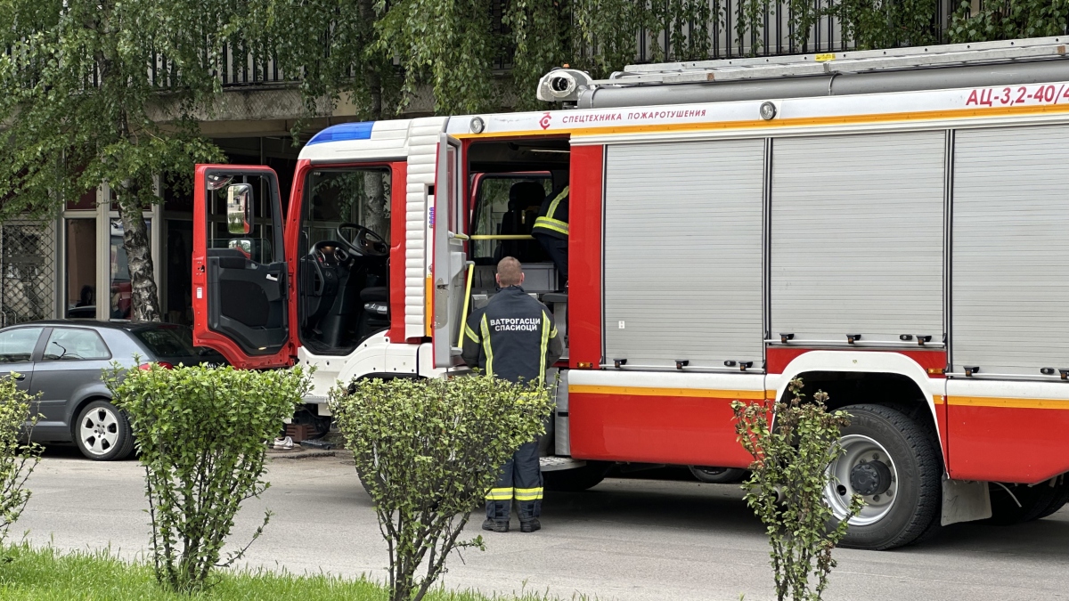Gori porodična kuća u Jevremovcu, obustavljen saobraćaj