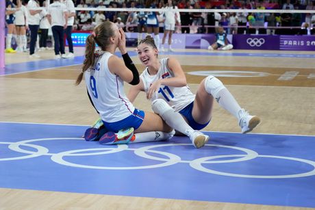 Aleksandra Uzelac, Hena Kurtagić Aleksandra Uzelac, Hena Kurtagić