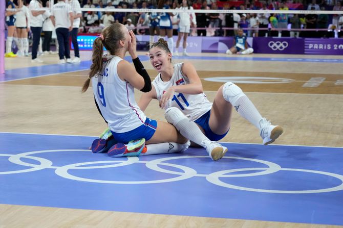 Aleksandra Uzelac, Hena Kurtagić