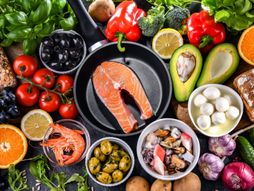 Mediteranska ishrana, zdrav obrok jelo , zdrava ishrana, losos, morski plodovi, avokado, voće, povrće, masline