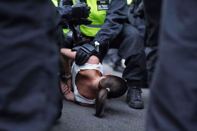 Sukobi policije i demonstranata u Londonu na protestu zbog ubistva dece u Sautportu