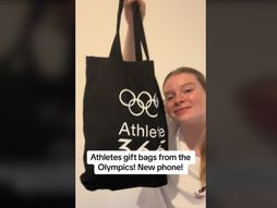 devojka kako drži torbu