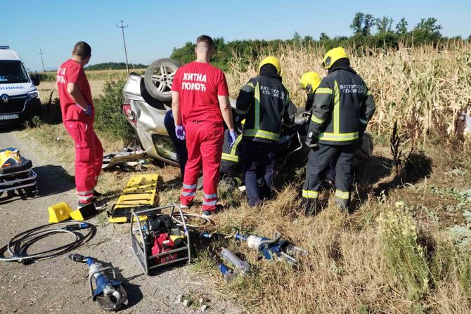 Automobil se prevrnuo na krov, vatrogasci