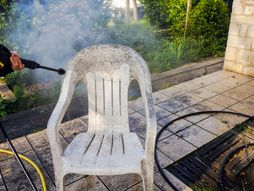 bela stolica, dvorište, pranje stoice, nameštaj, baštenski nameštaj