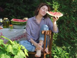 žena lubenica žena jede lubenicu