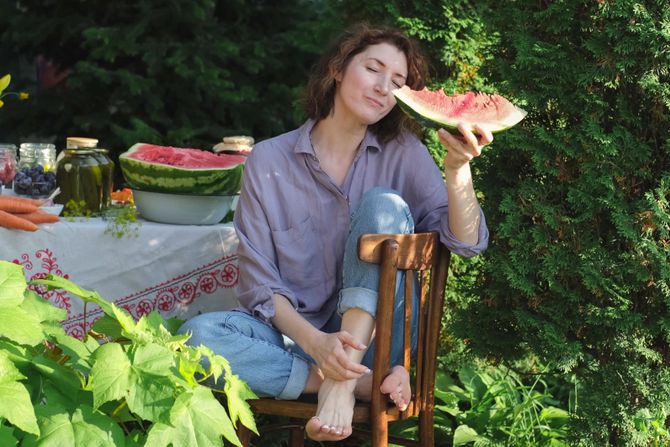 žena lubenica žena jede lubenicu žena lubenica žena jede lubenicu