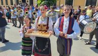 Ovo je prava Srbija i naša tradicija koja se čuva i voli: Zagrmele trube kroz Guču, počeo 63. sabor