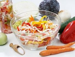 šarena salata zimnica tegla povrće