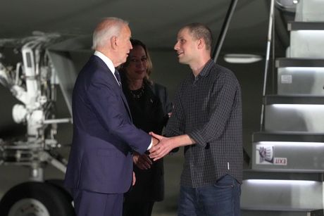 Oslobođeni Amerikanci razmenja zatvorenika Kamala Haris Džo Bajden Pol Vilan Evan Gerškovič