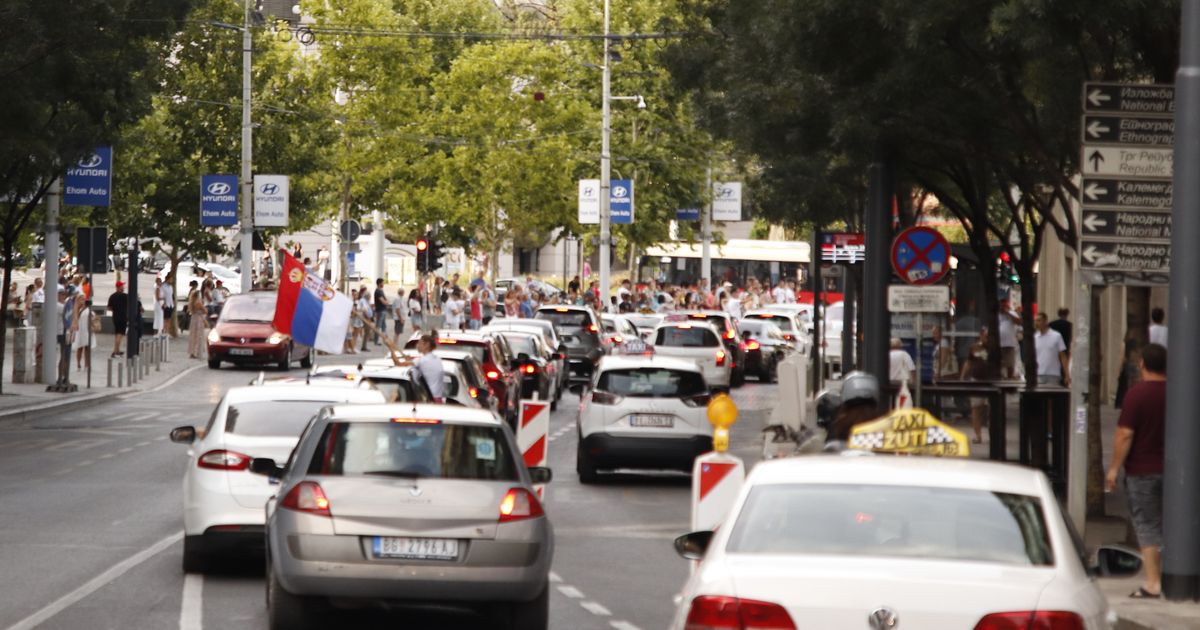 Ovakvu blokadu ulice Srbija nije odavno videla: Stoje mirno, svi ih snimaju, u trenutku se promenilo sve