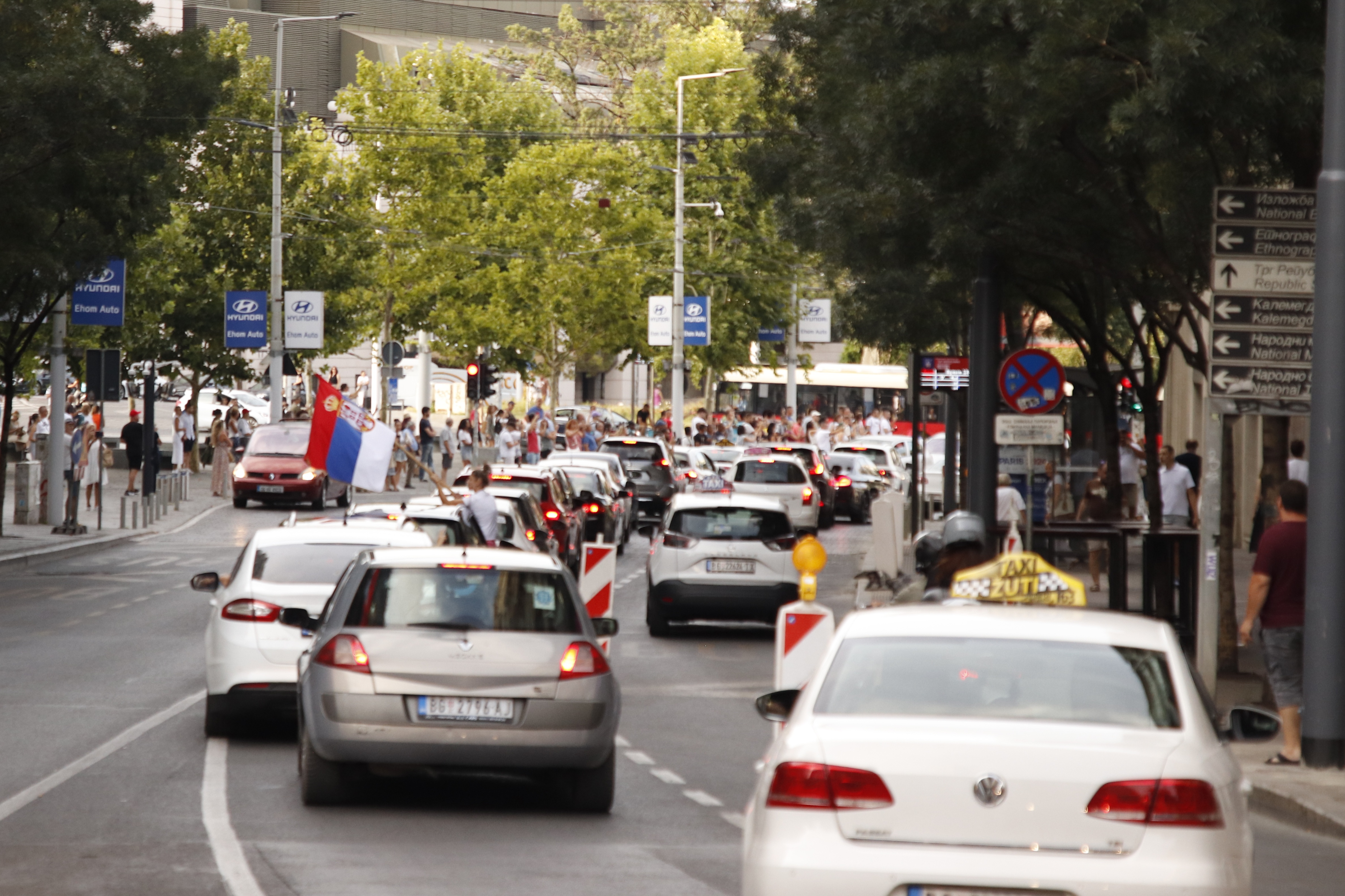 Ovakvu blokadu ulice Srbija nije odavno videla: Stoje mirno, svi ih snimaju, u trenutku se promenilo sve