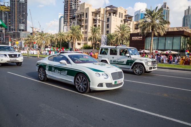 dubai policija vozila egzoticna mercedes mclaren bmw g klasa maserati ferari bentli