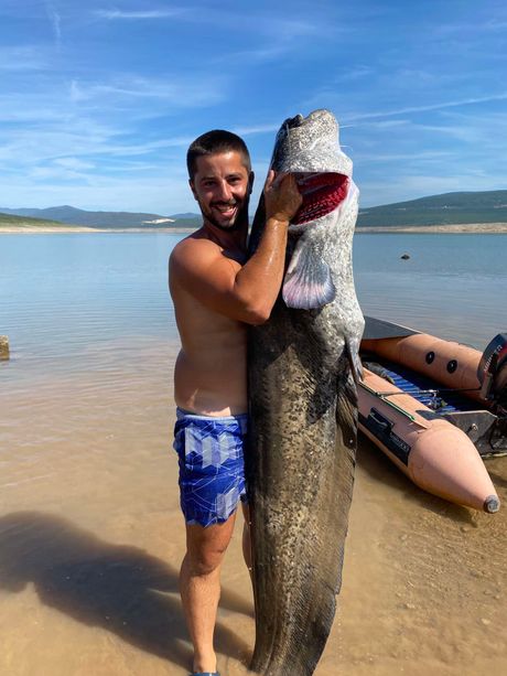 Marko Milošević upecao soma kapitalca u Bilećkom jezeru