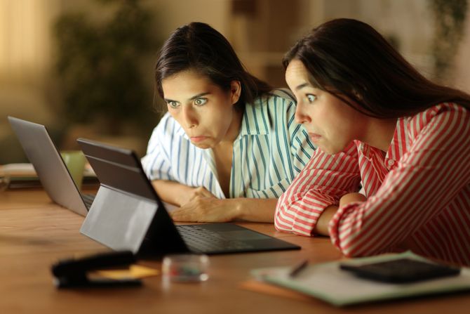 Zbunjenost kompjuter laptop Zbunjenost kompjuter laptop