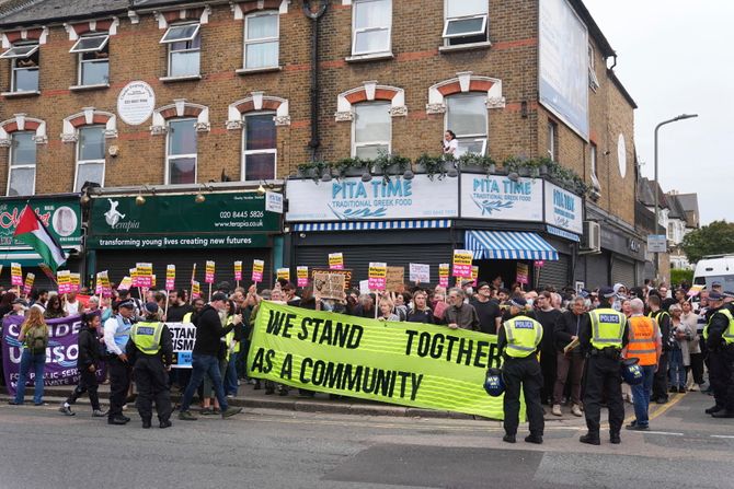 Velika Britanija protesti antifašisti