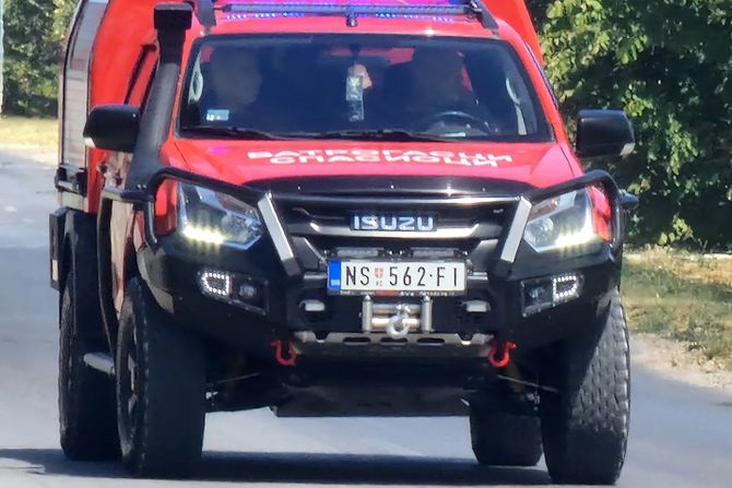 Veliki požar na niskom rastinju u Sajlovu u Novom Sadu.