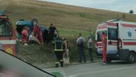 "Hitna" pruža pomoć povređenima! Strašne slike sa lica mesta: "Zaista izgleda jezivo, auto je skroz na obali"