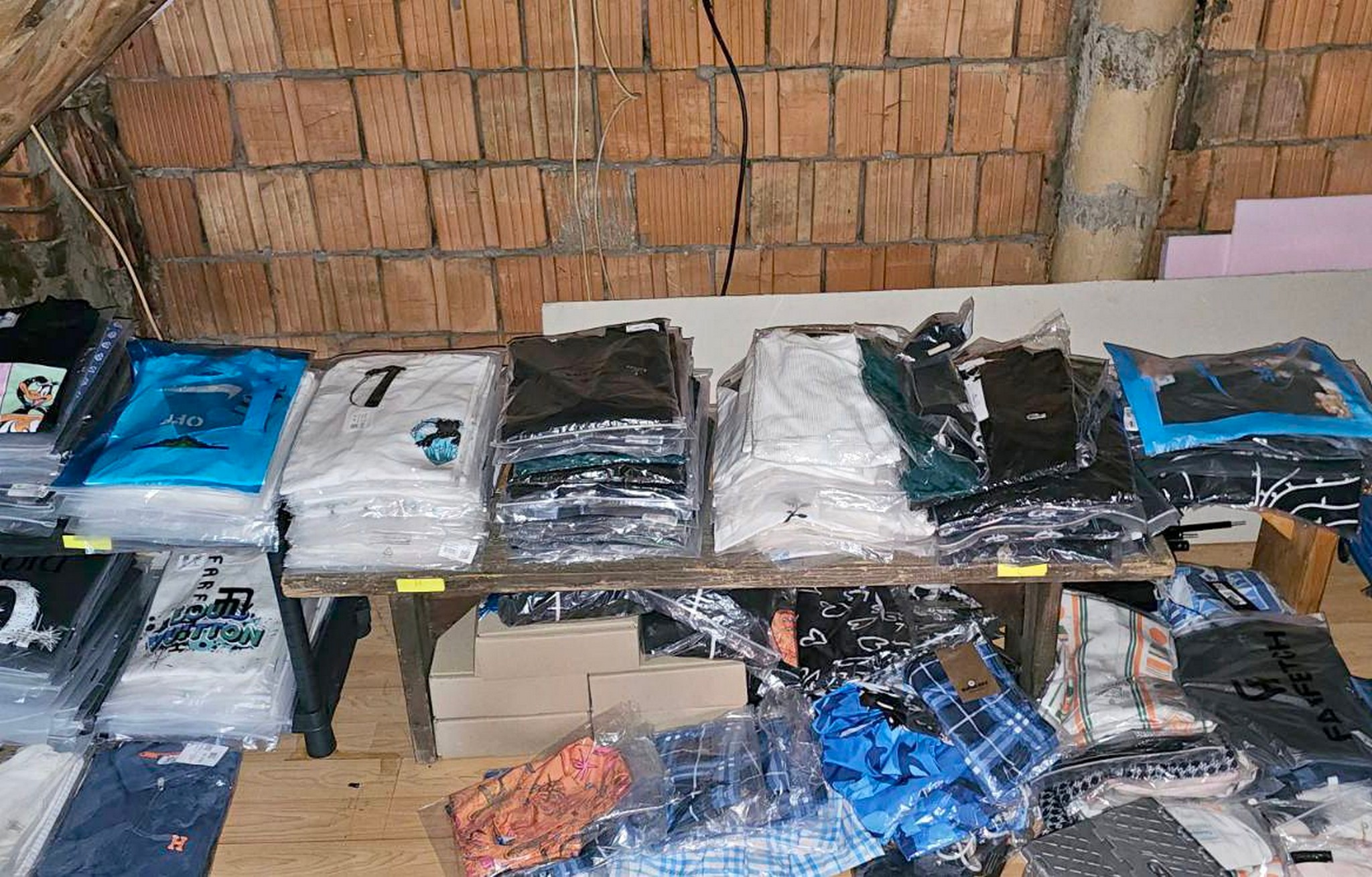 Preprodavala "lažnjake" vredne skoro MILION DINARA: Hapšenje u Nišu zbog falsifikovane garderobe, naočara...