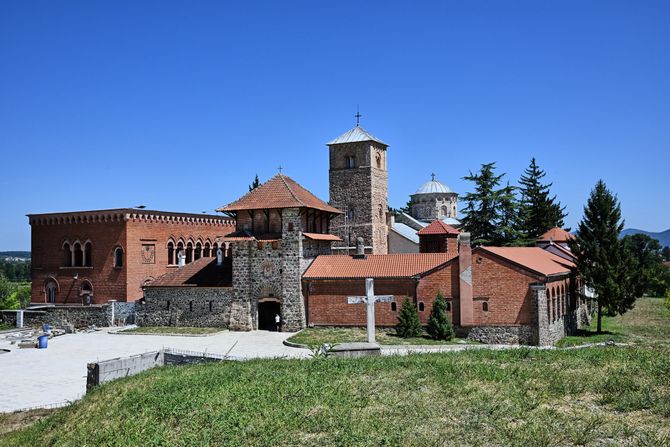 Vojska Srbije pomaže sestrinstvu Manastira Žiča