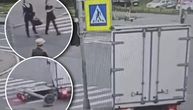 Bizarna nesreća na pešačkom: Na ženu pao stub koji je oborio kamion, kamera sve snimila