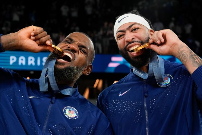 Košarka, Pariz OI , Olimpijske igre dodela medalja, košarkaška reprezentacija Amerike, Lebron Džejms i Entoni Dejvis