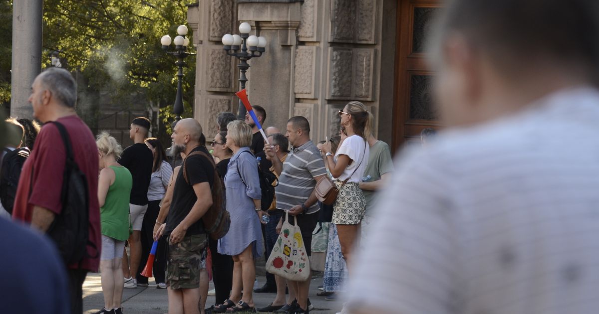 Protest ispred Vlade Srbije, blokiran saobraćaj na raskrsnici Nemanjine i Kneza Miloša