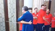 Pogledajte pozdrav Vučića i Avramovića, ali i reakciju Nikole Jokića kada je video zagrljaj