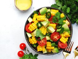 Čeri kukuruz avokado salata