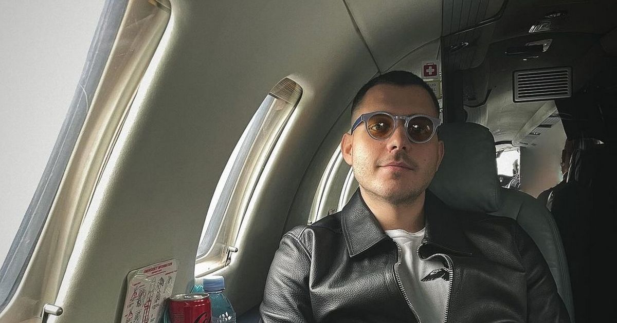 Viktor u nikad viđenom izdanju: Brenin naslednik u luksuznom stajlingu, pozira sa prijateljem u liftu