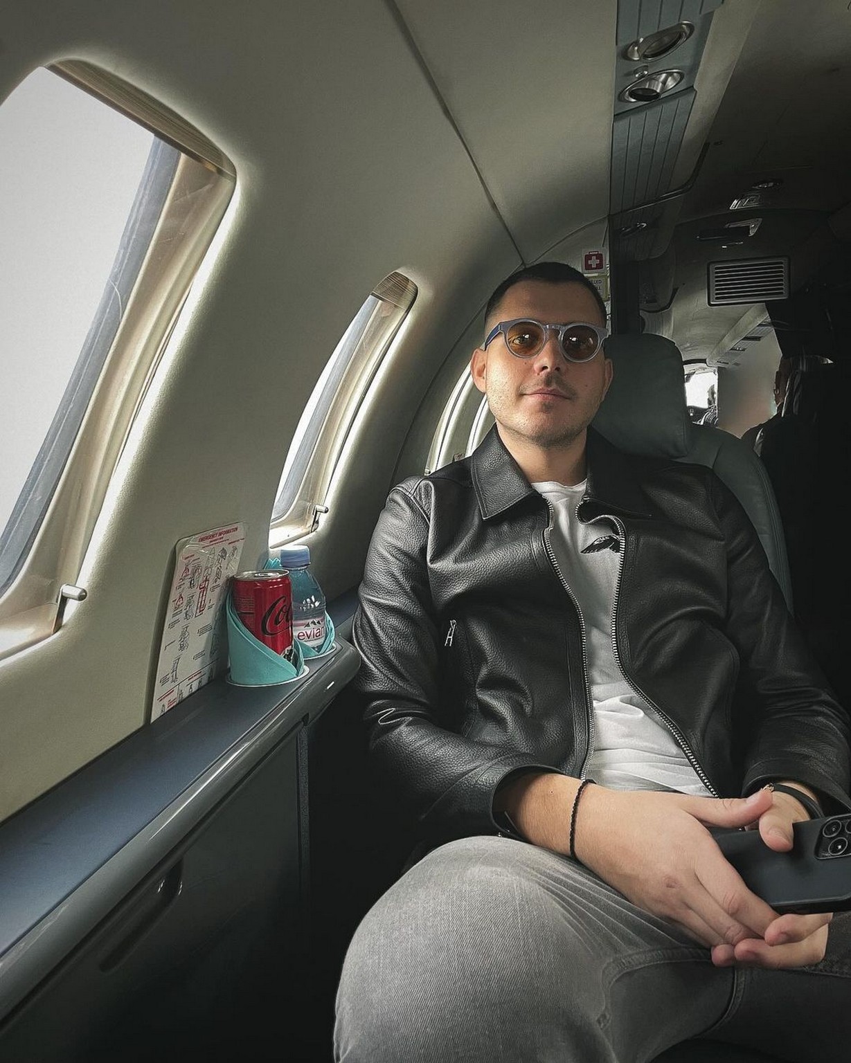 Viktor u nikad viđenom izdanju: Brenin naslednik u luksuznom stajlingu, pozira sa prijateljem u liftu