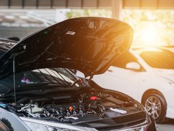 Kola automobil, motor, hladnjak,  podignuta hauba, kvar, popravka, vrućina