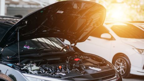 Kola automobil, motor, hladnjak,  podignuta hauba, kvar, popravka, vrućina