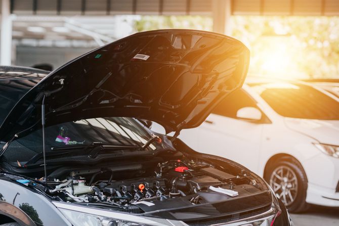 Kola automobil, motor, hladnjak, podignuta hauba, kvar, popravka, vrućina Kola automobil, motor, hladnjak, podignuta hauba, kvar, popravka, vrućina