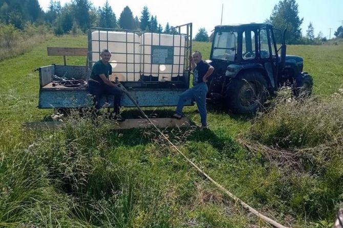 Vidoje sipa vodu u burad