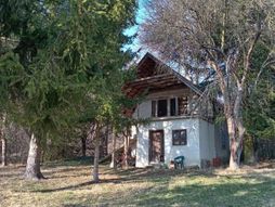 Vikendica sa bazenom i ribnjakom