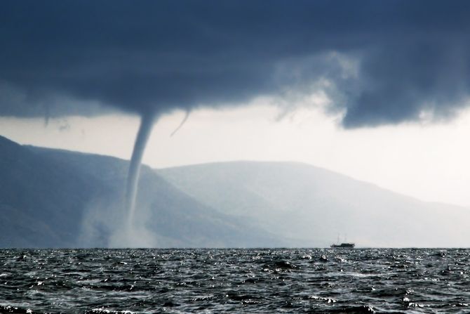 Vodeni tornado Vodeni tornado