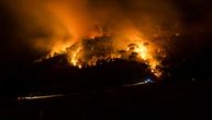 Slike požara u Srbiji: Noć pokazala prave prikaze vatrene strave koja ne jenjava, a blizu je kuća (FOTO)