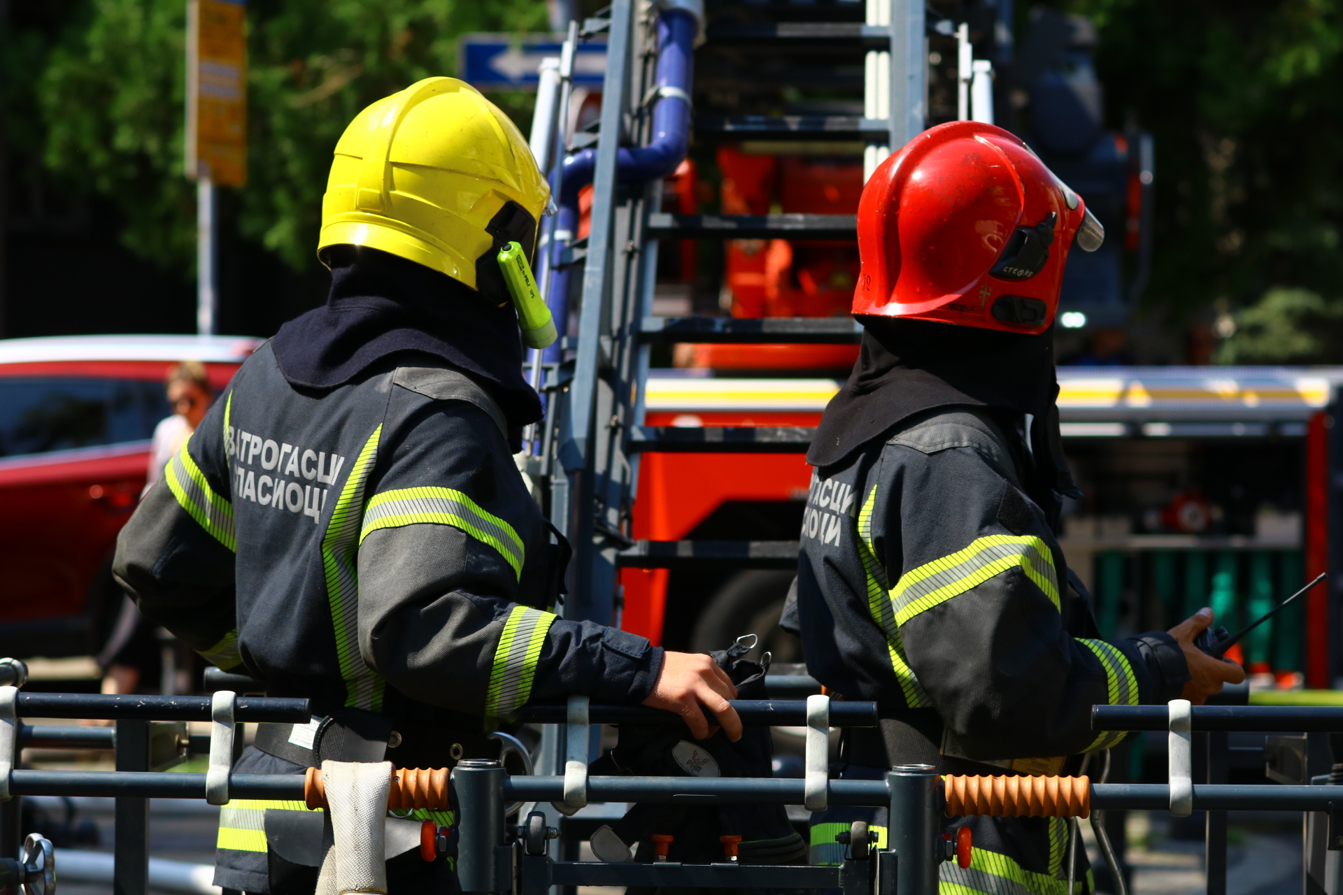 Buknuo požar u Ripnju: Veliki broj vatrogasaca sprečio širenje plamena, u toku je dogašivanje
